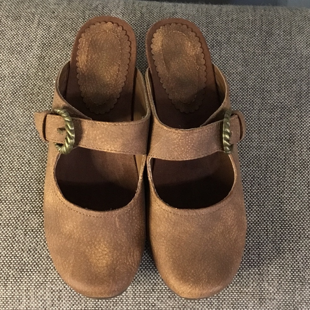 Bare traps Luna Mary Janes in a suede-like brown material, size 7 1/2M. - Picture 2 of 16